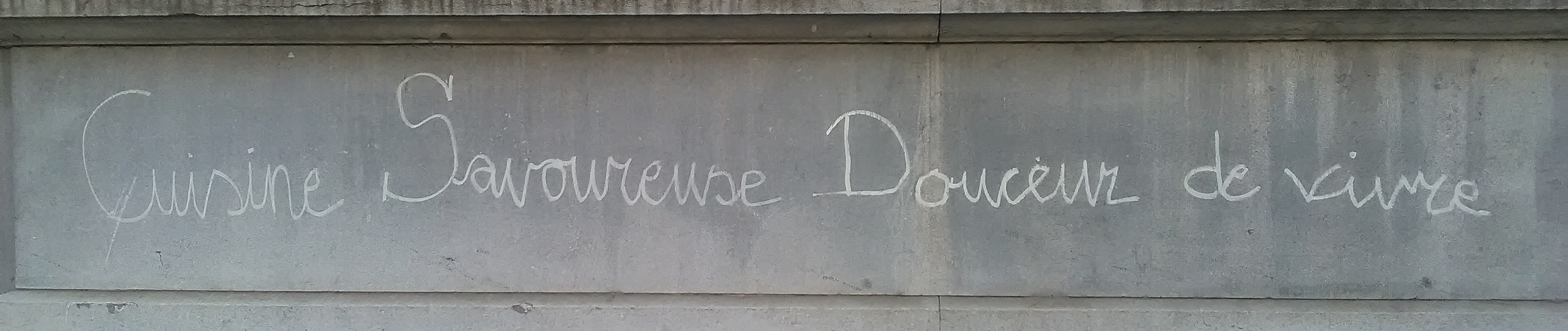 Une photo d'un beau graffiti sur un mur à Rotterdam, disant « Cuisine Savoureuse Douceur de Vivre »